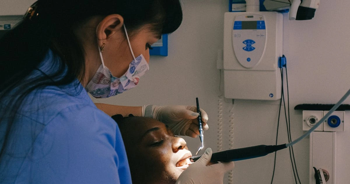Dentista realizando exame com paciente calma e confiante