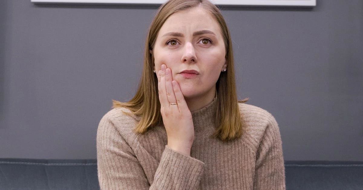 Mulher com dor mandibular - bruxismo e DTM