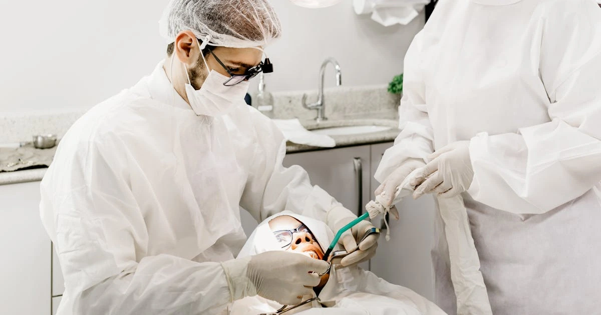 Equipe odontológica realizando procedimento - processo de implante