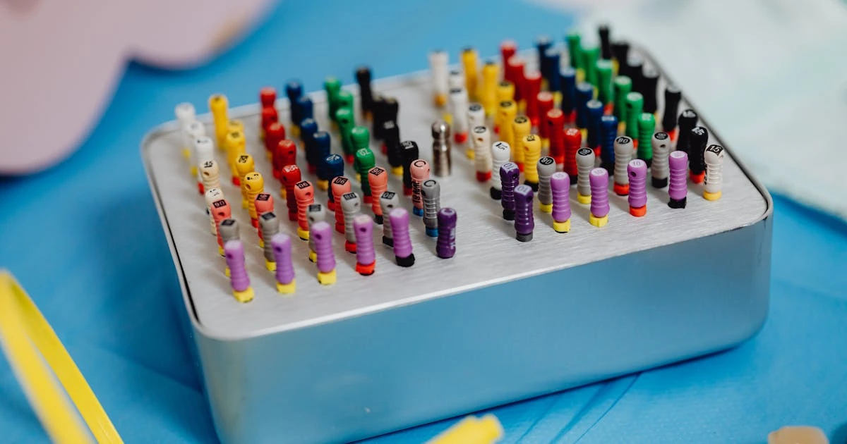 Instrumentos endodônticos coloridos organizados para tratamento de canal