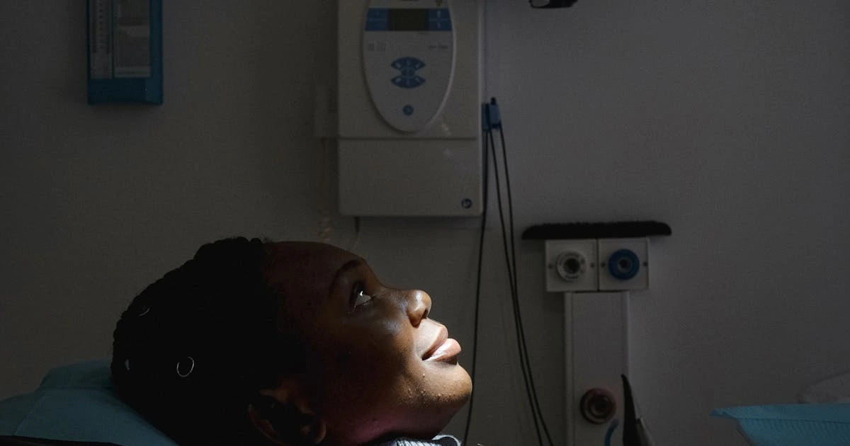 Paciente tranquila e confortável em cadeira odontológica