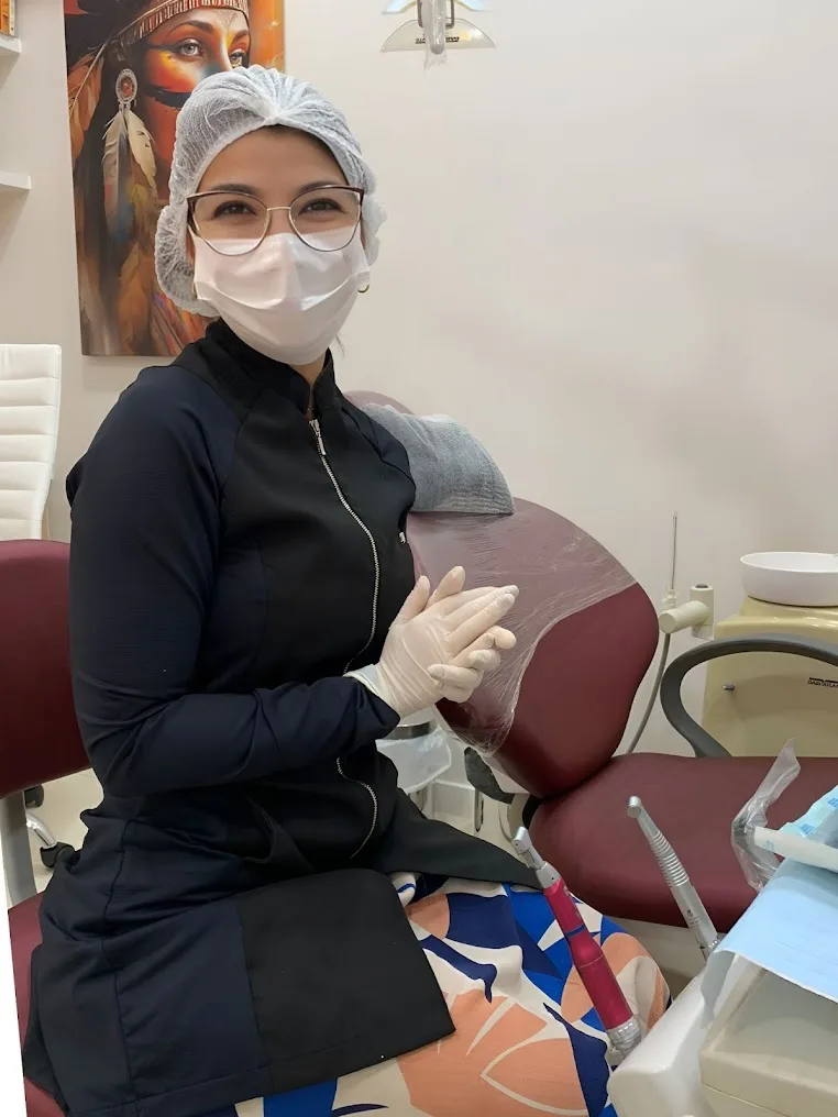 Dra. Indara Melo, dentista especialista em implantes dentários no Largo do Machado, Rio de Janeiro